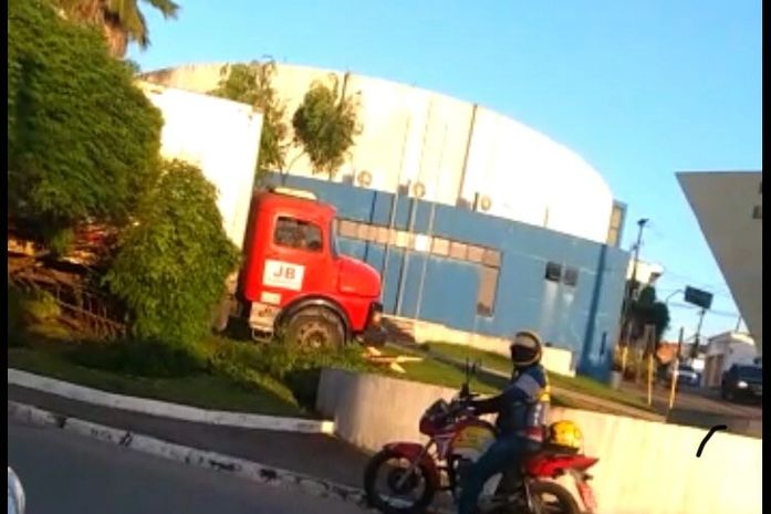 Vídeo: motorista perde controle de caminhão e invade Fórum no interior