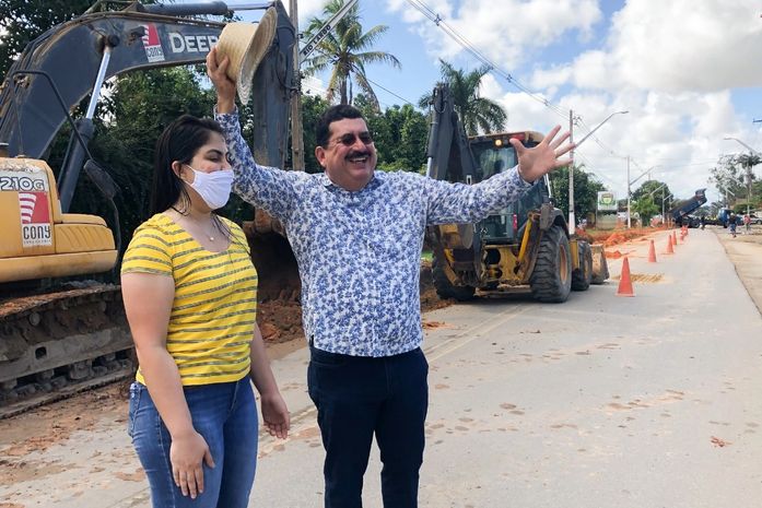 Secretária Gabriela e prefeito Gilberto Gonçalves vistoriam avanço de obra na principal avenida de Rio Largo