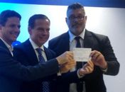 Alexandre Frota mostra ficha de filiação junto ao presidente do PSDB, Bruno Araujo, e ao governador de SP, João Doria