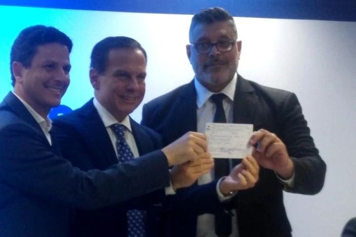 Alexandre Frota mostra ficha de filiação junto ao presidente do PSDB, Bruno Araujo, e ao governador de SP, João Doria