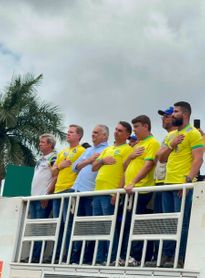 Flávio Bolsonaro reúne centenas em motociata e promete manter Bolsa Família em Arapiraca