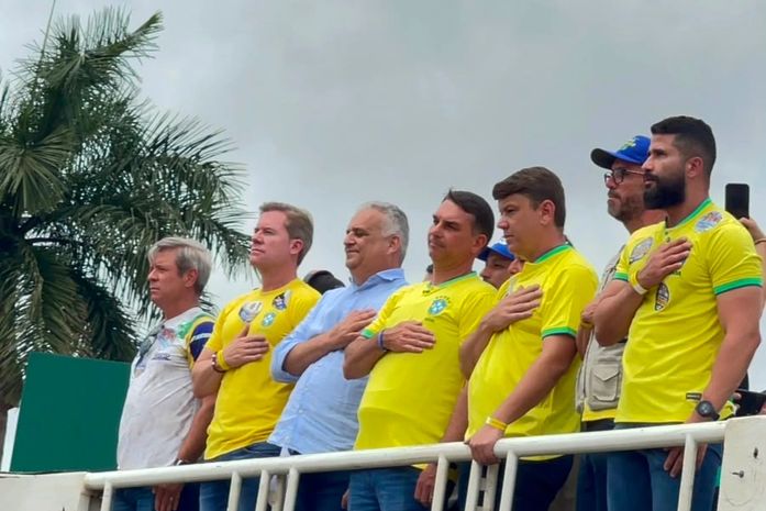 Flávio Bolsonaro reúne centenas em motociata e promete manter Bolsa Família em Arapiraca