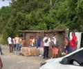 Caminhão carregado com materiais recicláveis tomba e deixa um morto e dois feridos na AL-105 