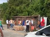 Caminhão carregado com materiais recicláveis tomba e deixa um morto e dois feridos na AL-105 