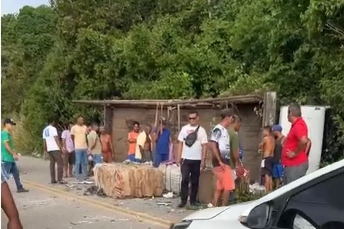 Caminhão carregado com materiais recicláveis tomba e deixa um morto e dois feridos na AL-105 