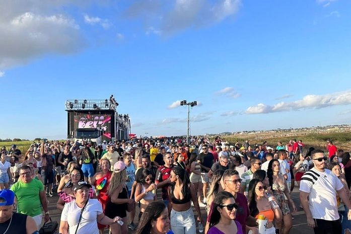 Bell Marques e trio elétrico arrastam multidão no Lago da Perucaba em Arapiraca