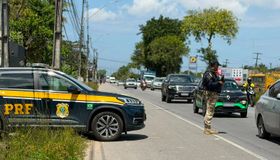 Mais de mil veículos são fiscalizados e cinco pessoas acabam detidas nas rodovias de AL