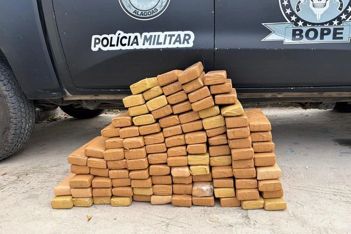 Idoso é preso com 100 kg de maconha escondidos em carro na Praia do Francês