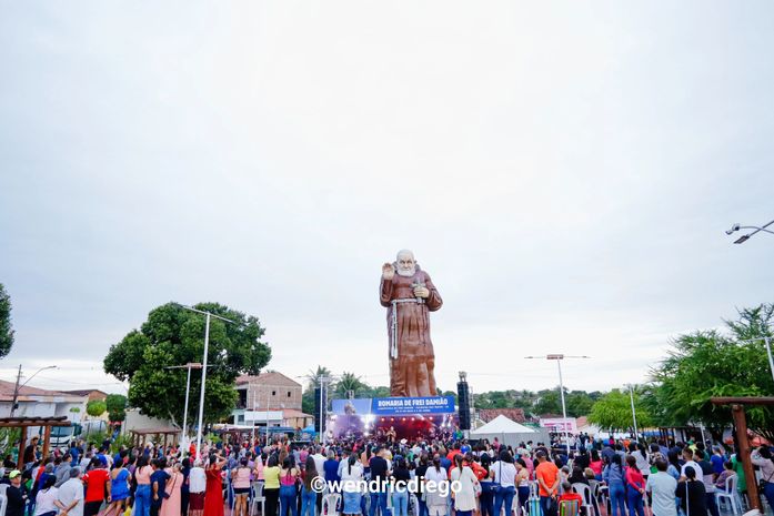Distrito de Canafístula de Frei Damião celebra encerramento da romaria com show emocionante de padre Ezequiel