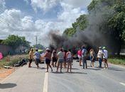 Moradores bloqueiam via durante protesto contra falta de água na BR-104, em Rio Largo