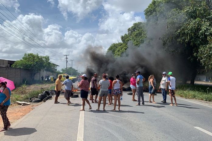 Moradores bloqueiam via durante protesto contra falta de água na BR-104, em Rio Largo