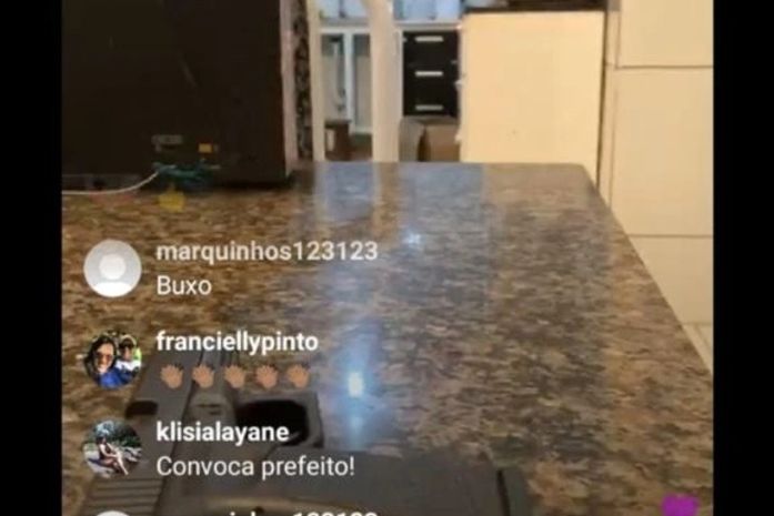 Prefeito Julio Cezar faz “live” e exibe pistola importada em cima da mesa