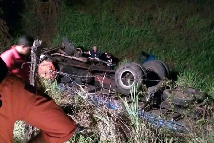 Motorista de caminhão fica preso às ferragens em acidente na AL-115