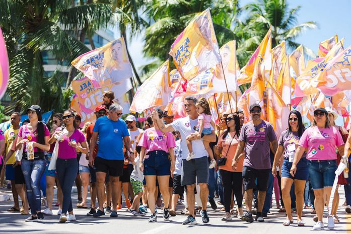 Caminhada com Rafael Brito movimenta orla de Maceió