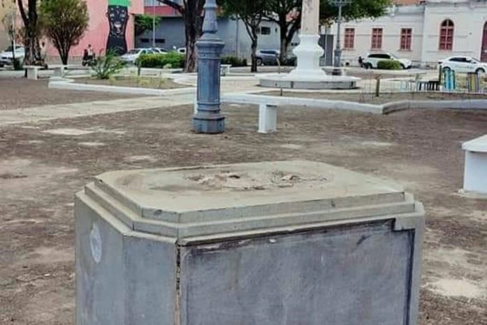 Estátua de bronze do javali foi retirada do local