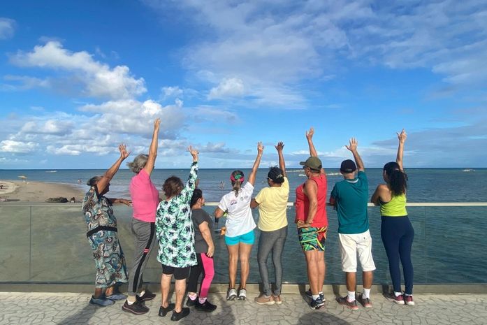Unidade de Saúde do José Tenório promove caminhada com grupo de idosos