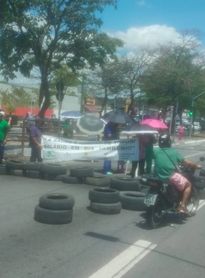 Hospital Veredas: trabalhadores bloqueiam Fernandes Lima em ato contra descaso e salários atrasados 