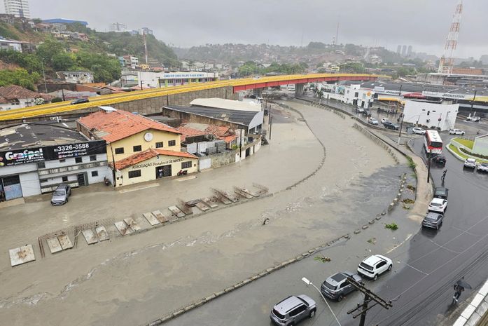 Vídeos: Chuvas intensas em Maceió causam alagamentos e dificultam o tráfego 