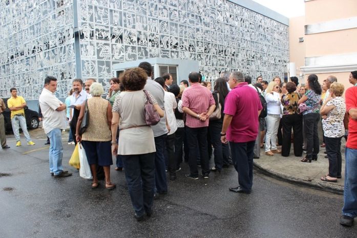 Servidores na porta da ALE