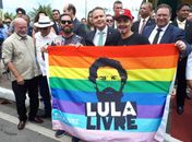 Governador Renan Filho e vice-governador fazem foto com bandeira de Lula Livre