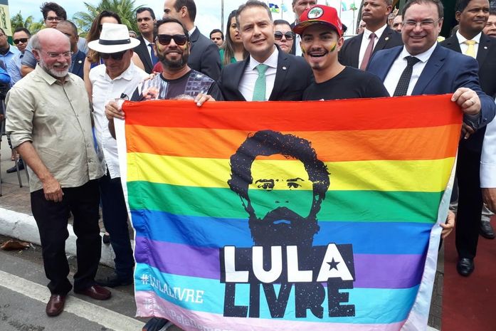 Governador Renan Filho e vice-governador fazem foto com bandeira de Lula Livre