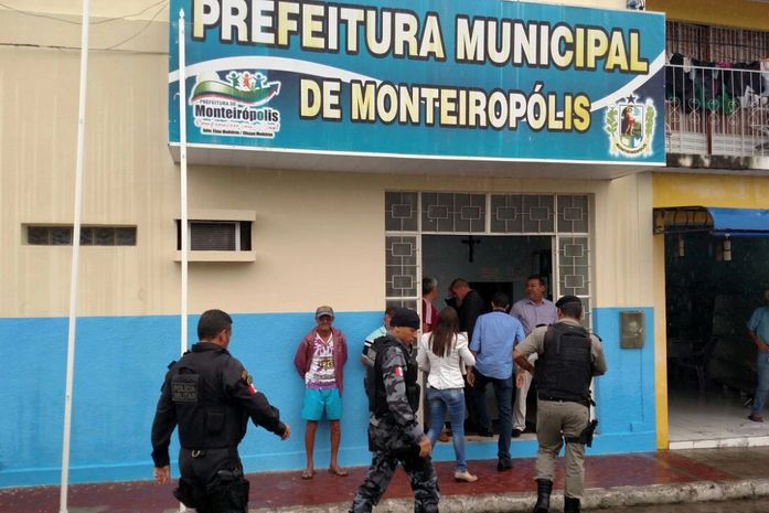 Gecoc e PM cumprem mandados em secretarias da prefeitura de Monteirópolis