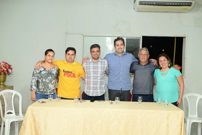 Éder Targino (camisa amarela), ao lado da cúpula estadual do Psol em reunião na cidade de Palmeira