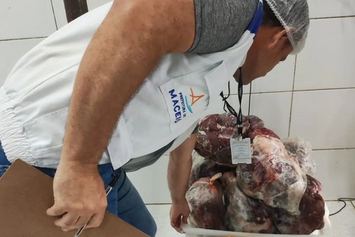 Vigilância Sanitária apreende 80 kg de carnes estragadas em frigorífico no Benedito Bentes