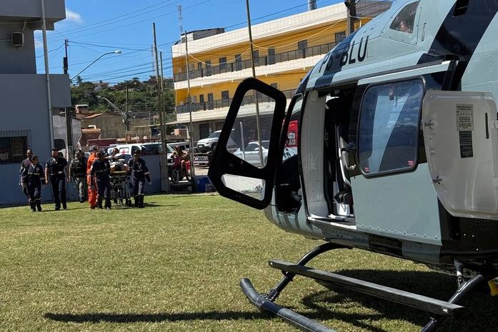 Veja imagens do resgate de homem que teve 80% do corpo queimado após incêndio em lancha