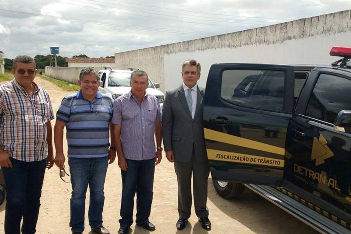Prefeito e diretor-presidente do DETRAN visitam novas instalações da Ciretran Atalaia