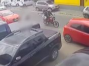 Homem é baleado em tentativa de homicídio na parte alta de Maceió; crime foi registrado por câmeras de segurança