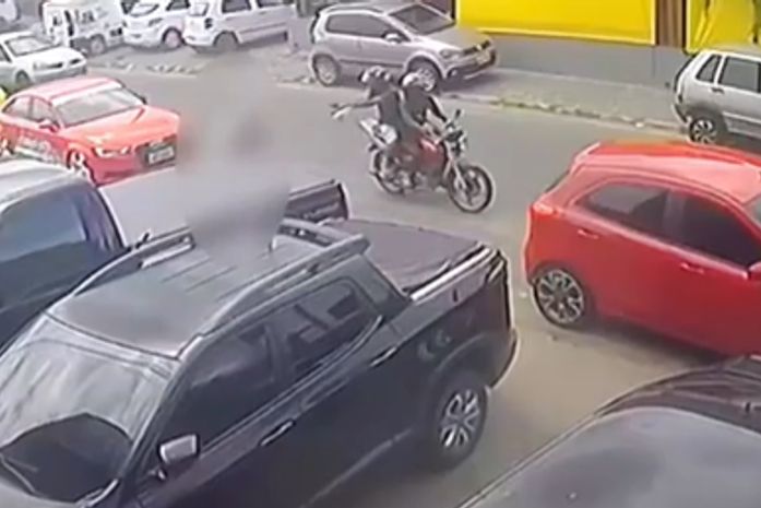 Homem é baleado em tentativa de homicídio na parte alta de Maceió; crime foi registrado por câmeras de segurança