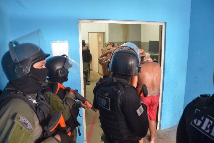 Detentos foram transferidos na manhã desta quinta-feira (11)