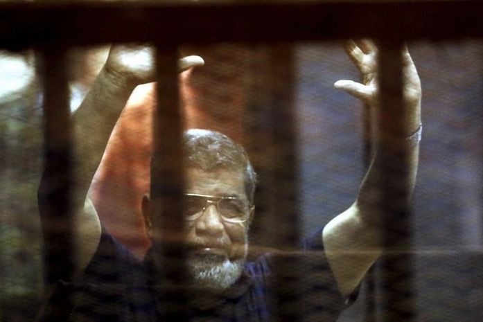 Ex-presidente egípcio morre durante audiência em tribunal