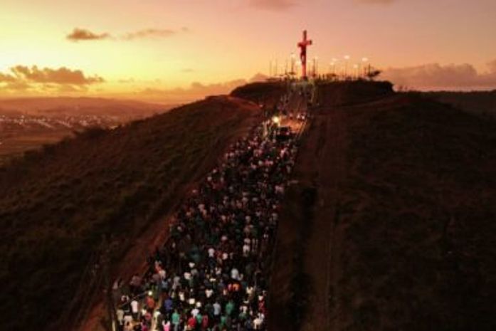 Sexta-feira da Paixão: Fiéis mantêm tradicional subida ao Alto do Cruzeiro em Murici