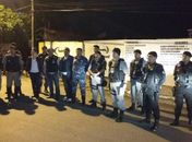 Tres pessoas são presas e uma arma apreendida