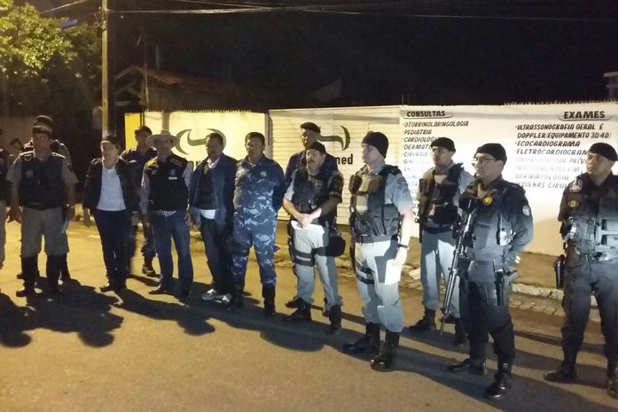 Tres pessoas são presas e uma arma apreendida