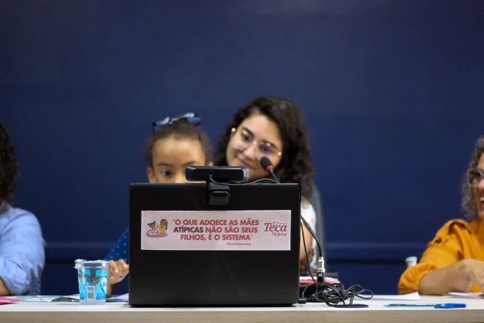 “As mães, em maioria, são as responsáveis pelo cuidado com seus filhos atípicos”, diz Teca Nelma em audiência pública