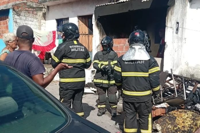 Incêndio atinge barraco no bairro de Fernão Velho, em Maceió, e é controlado por moradores