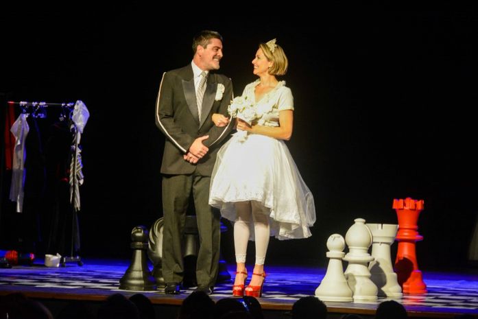 Estrelada por Bianca Rinaldi e Junno Andrade chega a Maceió a peça CASA, COMIDA E ALMA LAVADA