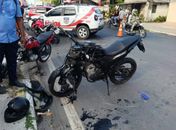 Três pessoas ficam gravemente feridas em colisão entre motocicletas no Distrito Industrial