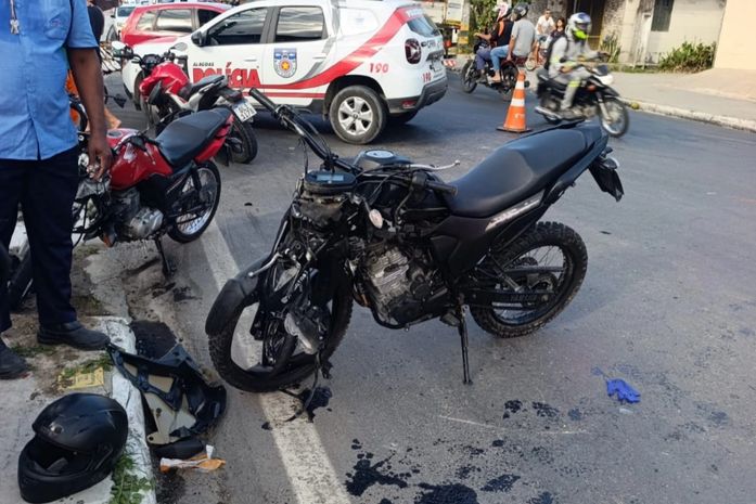 Três pessoas ficam gravemente feridas em colisão entre motocicletas no Distrito Industrial