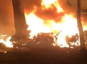 Bimotor de prefixo PR-OFI caiu na Avenida Braz Leme e explodiu. Um corpo carbonizado já foi retirado do local.