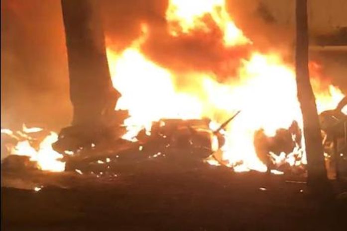 Bimotor de prefixo PR-OFI caiu na Avenida Braz Leme e explodiu. Um corpo carbonizado já foi retirado do local.