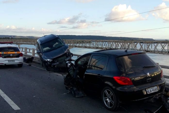 Colisão entre veículos é registrada na Ponte Divaldo Suruagy