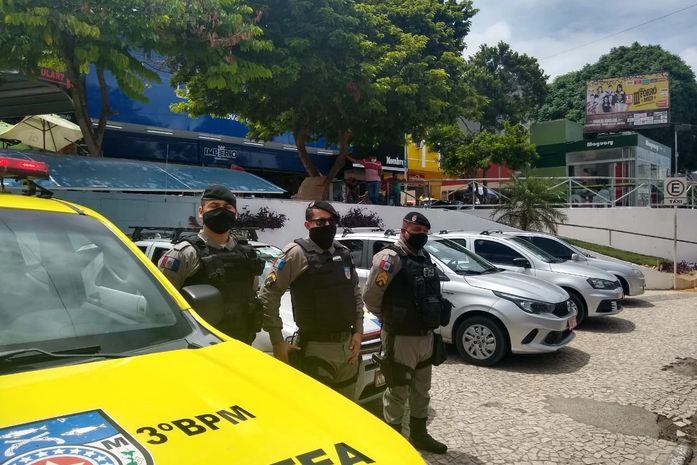 Fingindo ser vendedores de bolo, criminosos invadem residência no interior