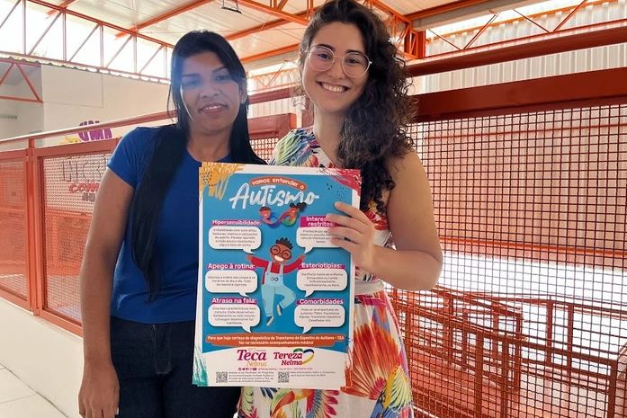 Teca Nelma percorre escolas de Maceió com cartazes informativos sobre o autismo