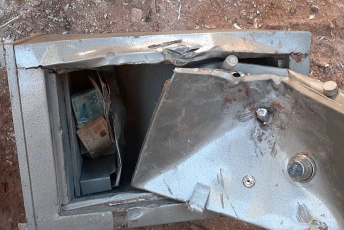 Catadores acham mais de R$ 35 mil em cofre deixado pela Polícia Civil
