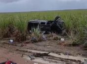 Mulher morre e outras três pessoas ficam feridas após caminhonete capotar no interior de Alagoas