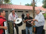 Rogério Teófilo participa de café da manhã com artesãos em clima de integração